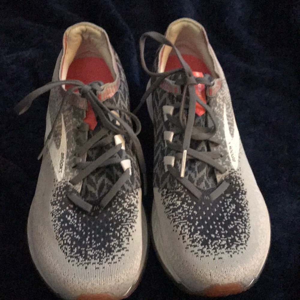 Women’s brooks